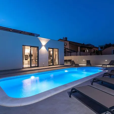 Perle Comfortable Holiday Villa Pula